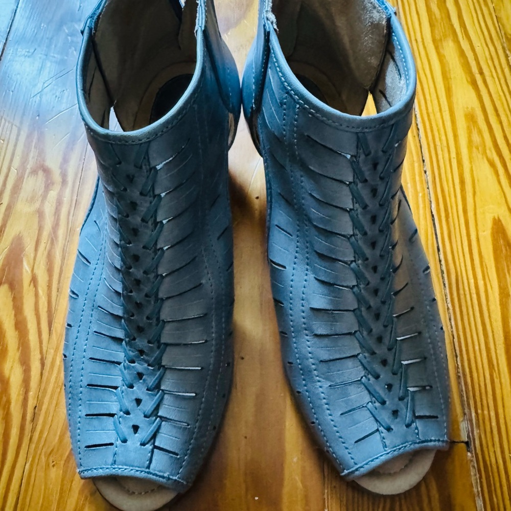Women's Earth Blue Leather Ankle Boots size 9D Wide